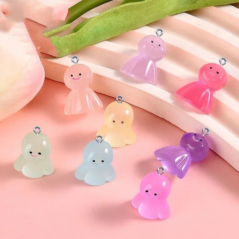 Resin Craft Material - 10 Stück im Dunkeln leuchtende Cartoon-Puppen-Harzanhänger,